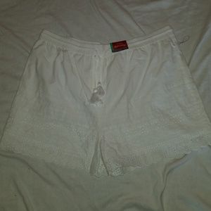 Faded Glory Embroidered White Shorts sz 18